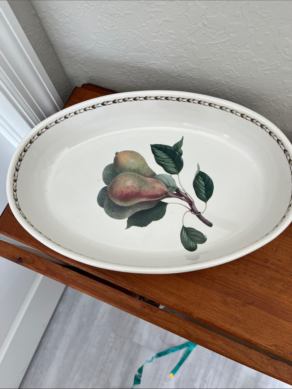 Queen’s Royal Horticultural Society Ceramic baker with Pear Motif Hookers Fruit